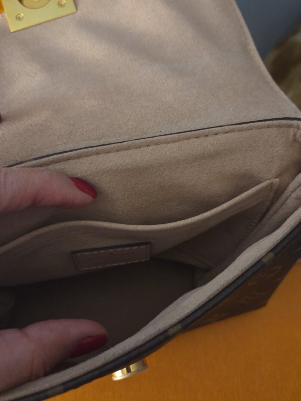 Louis Vuitton - Picture 5 of 7
